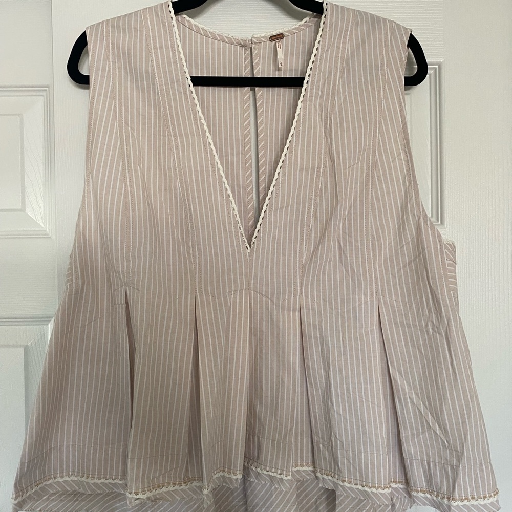 NWT Free People v neck top | L